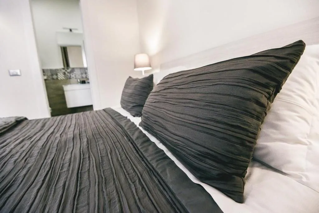 Room, Angolo Di Roma, Naples