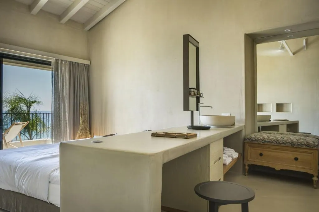 Room, F Zeen, Kefallinia