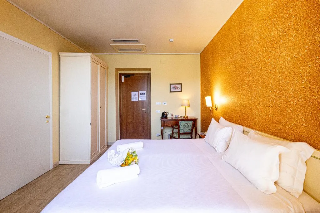 Double or Twin DELUXE LAKE VIEW Room, LVG Hotel Collection - Hotel Pallanza, Milan