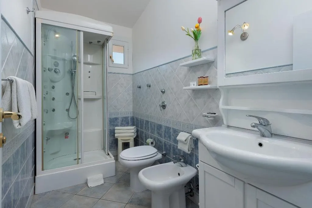 Room, Riviera, Palermo