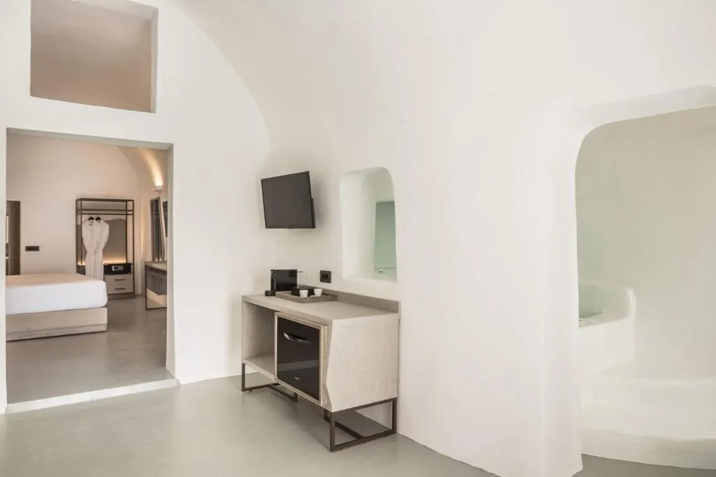 SUITE WITH JACUZZI Room, Sun Rocks Boutique Hotel | Caldera View Suites, Santorini
