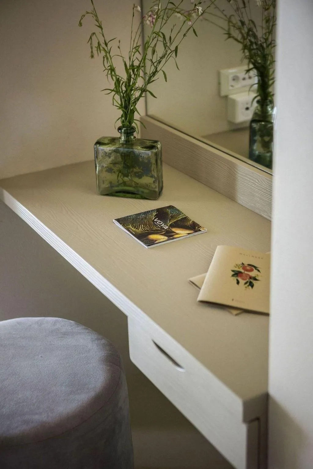 Room, F Zeen, Kefallinia