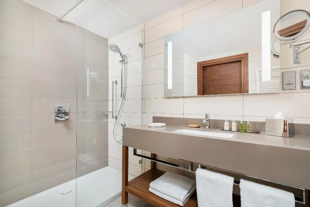 JUNIOR SUITE KING SIZE BED Room, DoubleTree by Hilton Krakow Hotel & Convention Cen, Krakow