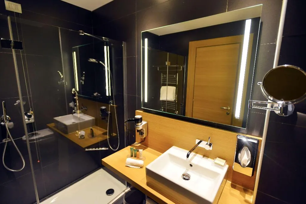 DOUBLE KING SIZE BED Room, Hilton Garden Inn Milan North, Milan