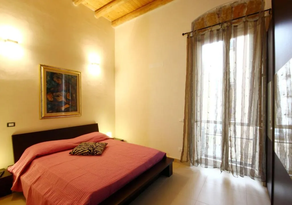 Room, Khalisah, Palermo