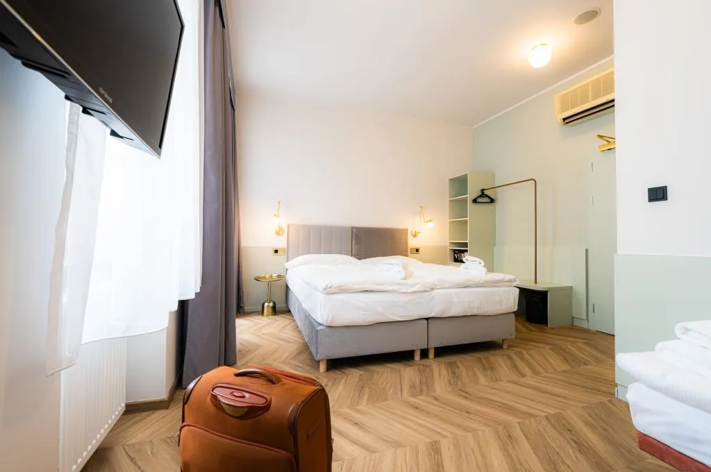 TRIPLE SUPERIOR WITH AIR CONDITIONING Room, Beranek, Prague