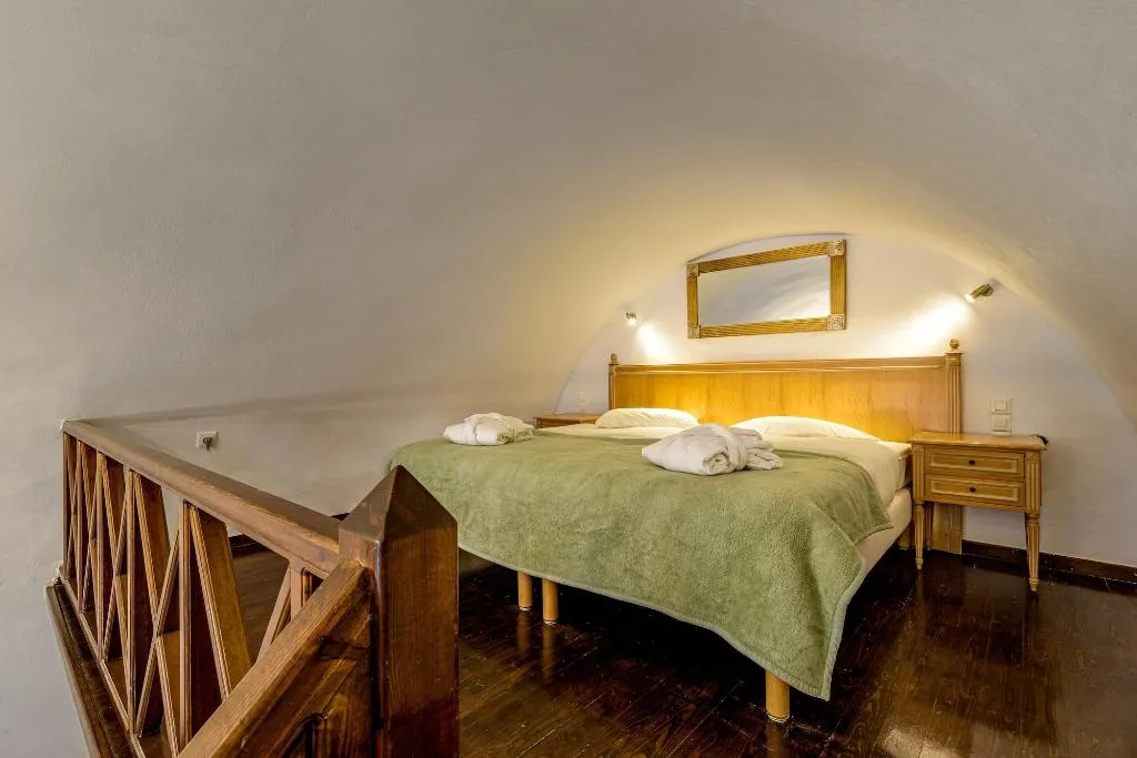 Room, Golden Grey Goose, Santorini