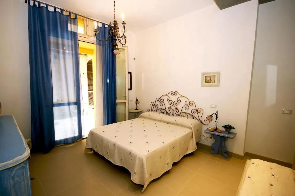 Room, Khalisah, Palermo
