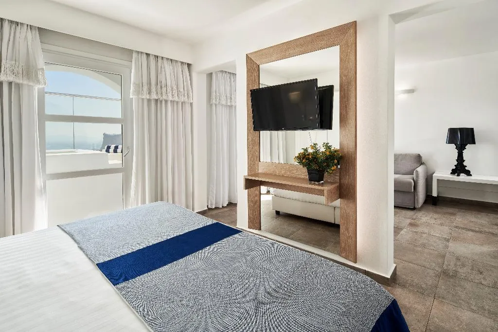SUITE DELUXE WITH JACUZZI Room, Aressana Spa Hotel and Suites, Santorini