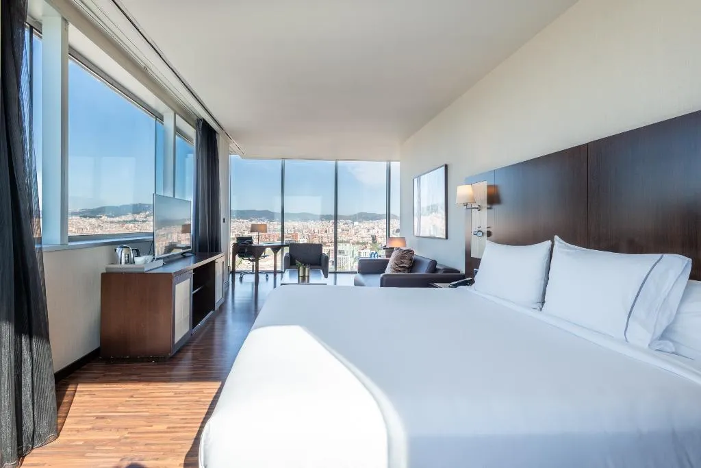 SUITE CAPACITY 3 Room, Leonardo Royal Hotel Barcelona Forum, Barcelona