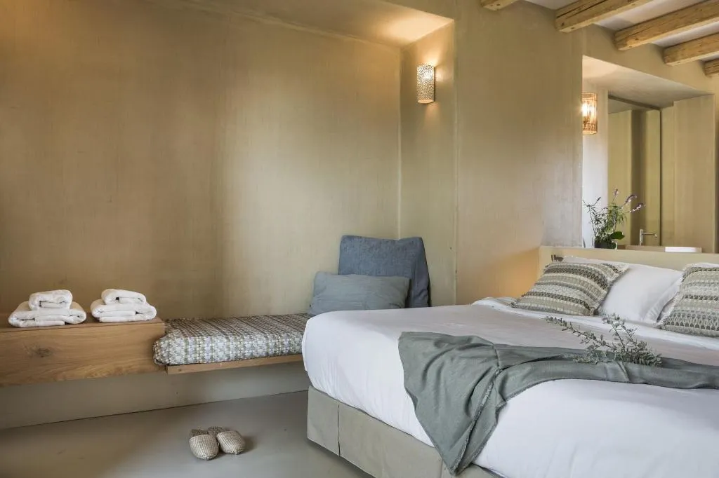 Room, F Zeen, Kefallinia