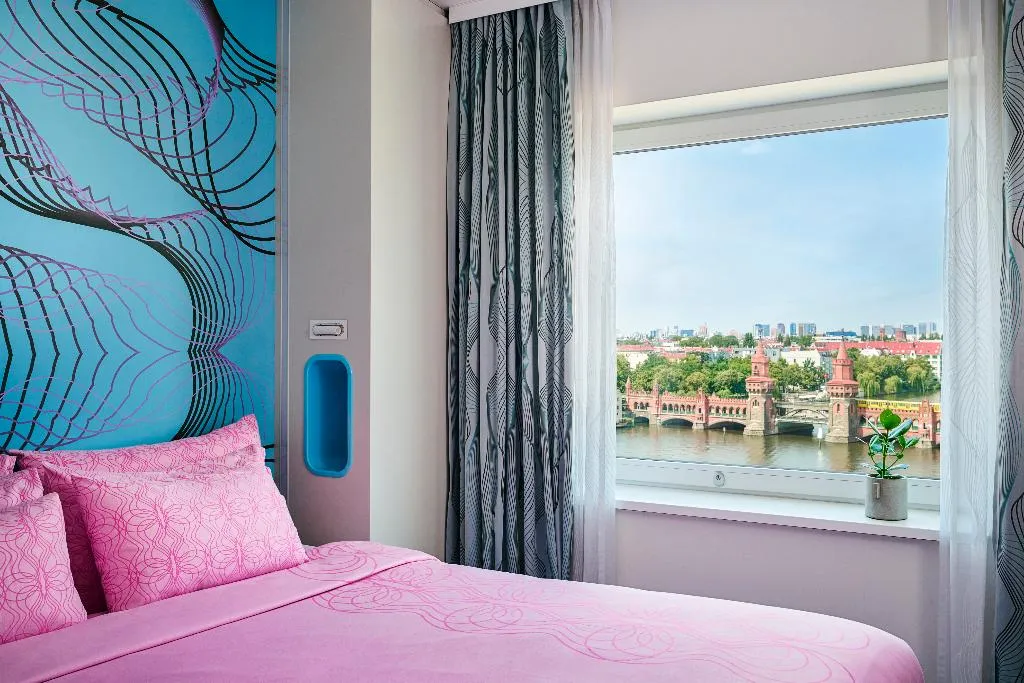 JUNIOR SUITE WITH VIEWS Room, nhow Berlin, Berlin