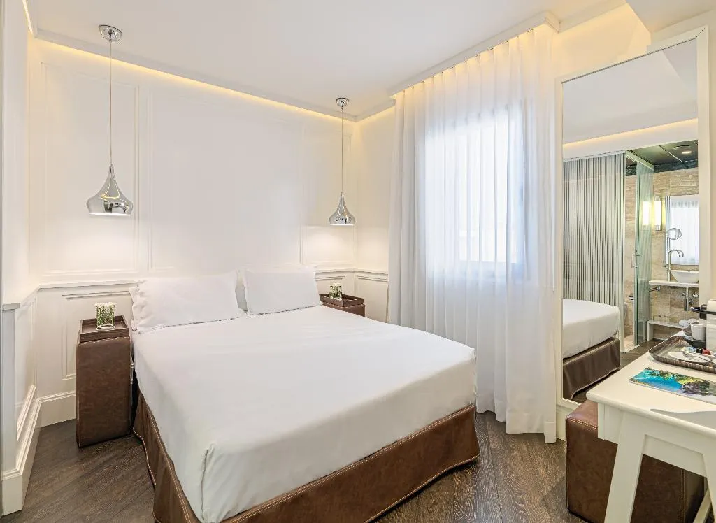 DOUBLE SINGLE USE STANDARD Room, H10 Universitat, Barcelona