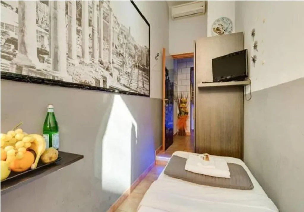 SINGLE STANDARD Room, Golden Ratio, Naples