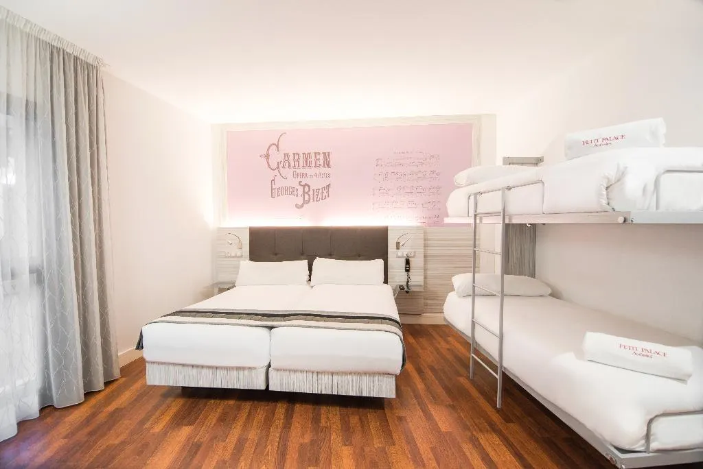 QUADRUPLE STANDARD Room, Petit Palace Boquería Garden, Barcelona
