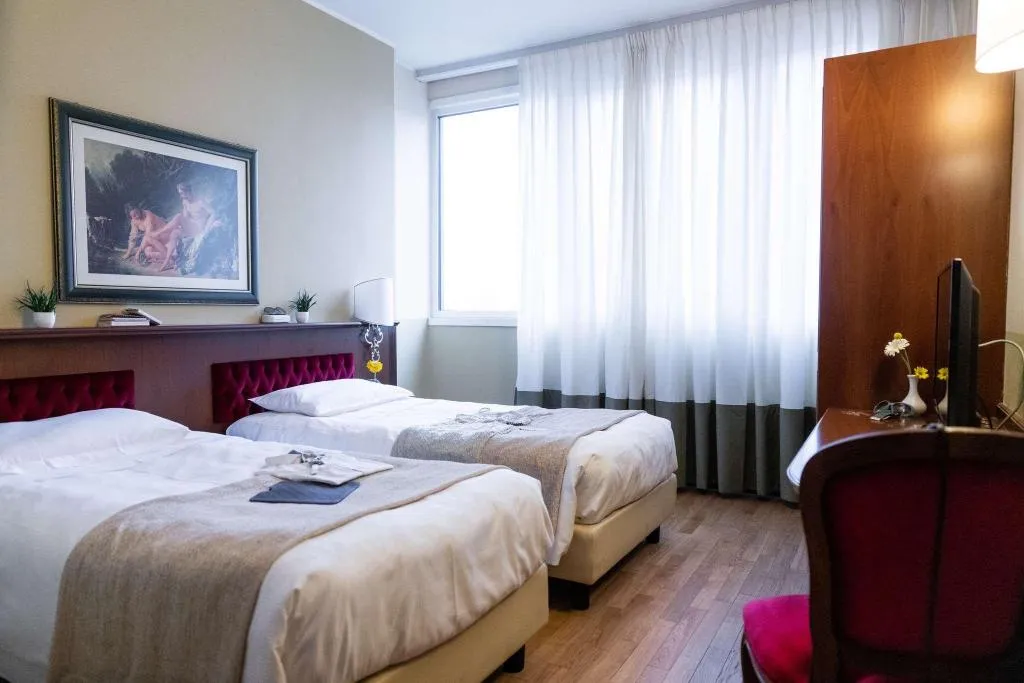 Room, Alga, Milan