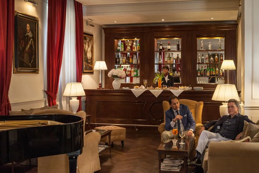 Bar, Executive, Florence