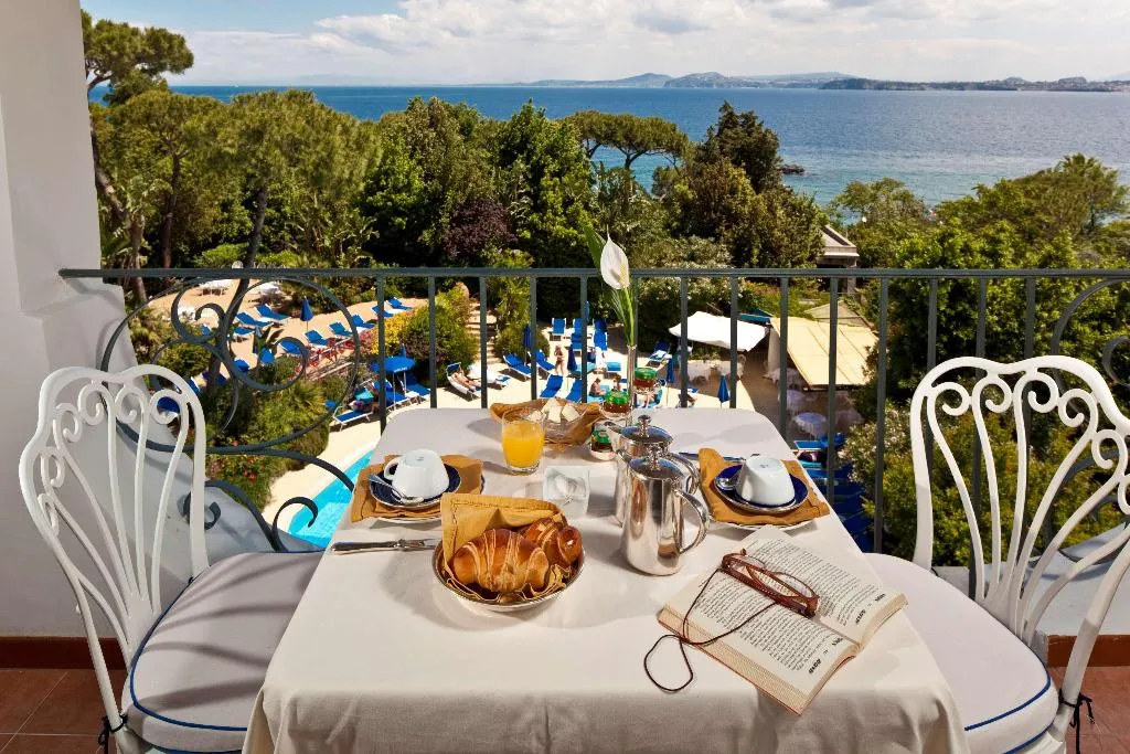 Room, Excelsior Belvedere Hotel & Spa, Naples