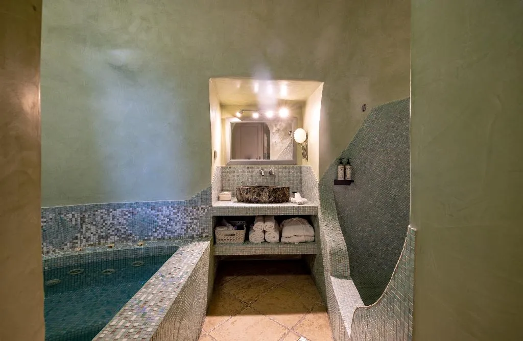SUITE WITH JACUZZI Room, Above Blue Suites, Santorini