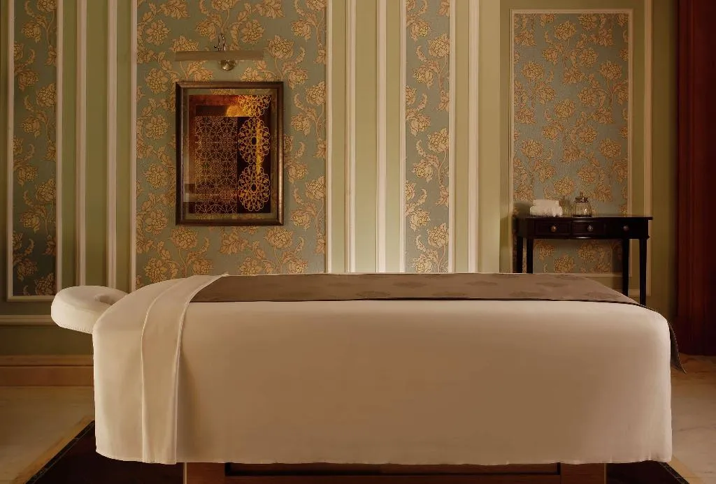 SUITE GRAND Room, Al Habtoor Palace, Dubai