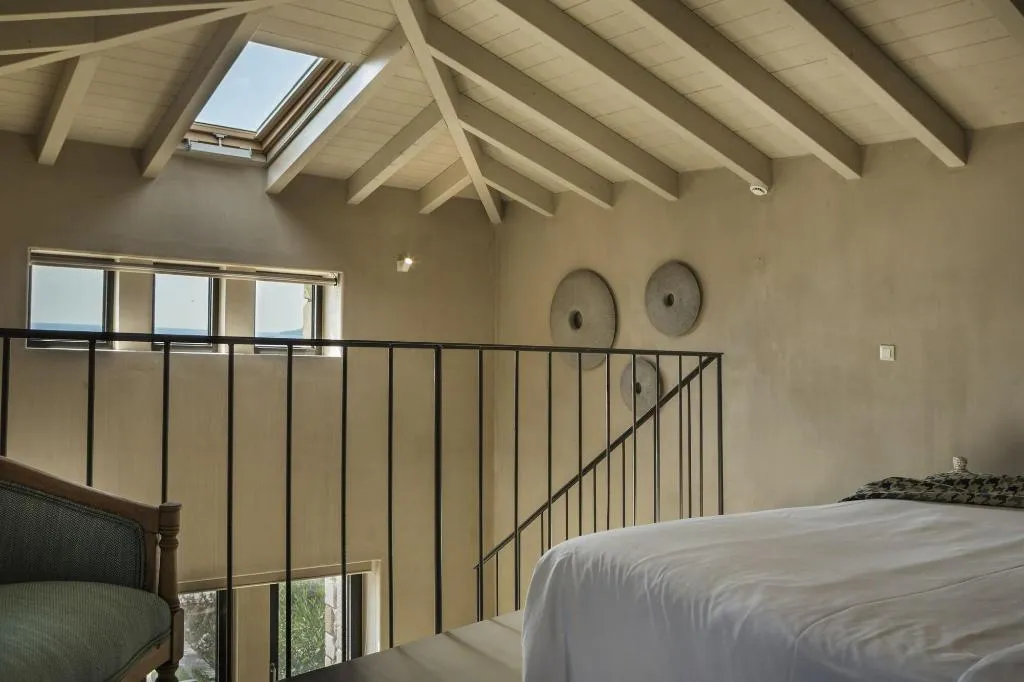 Room, F Zeen, Kefallinia