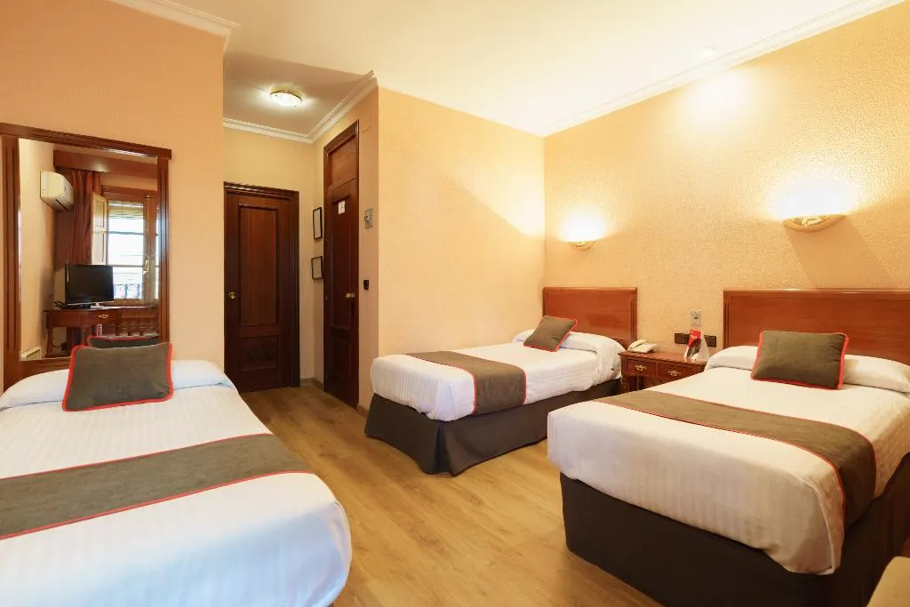 TRIPLE STANDARD Room, Los Castaños, Seville