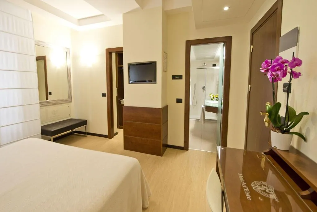 Room, D'Este, Milan