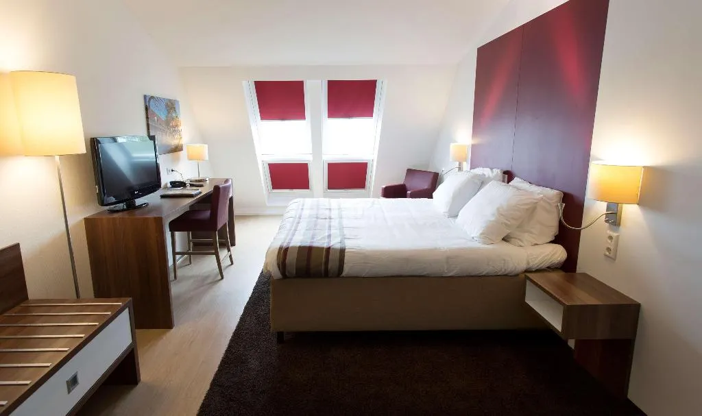 TRIPLE WITH DOUBLE BED Room, City Hotel Gouda, Amsterdam