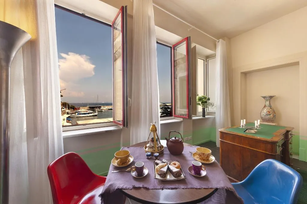 Room, Marina Piccola 73, Naples