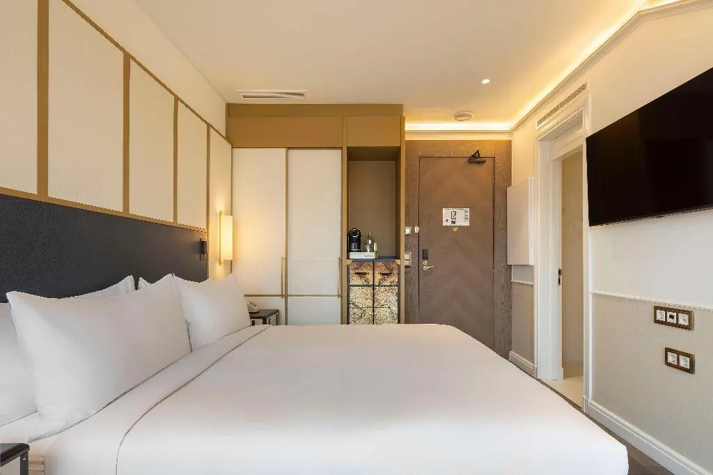 DOUBLE DELUXE WITH VIEWS Room, The Emerald House Lisbon, Curio Collection by Hilt, Lisbon