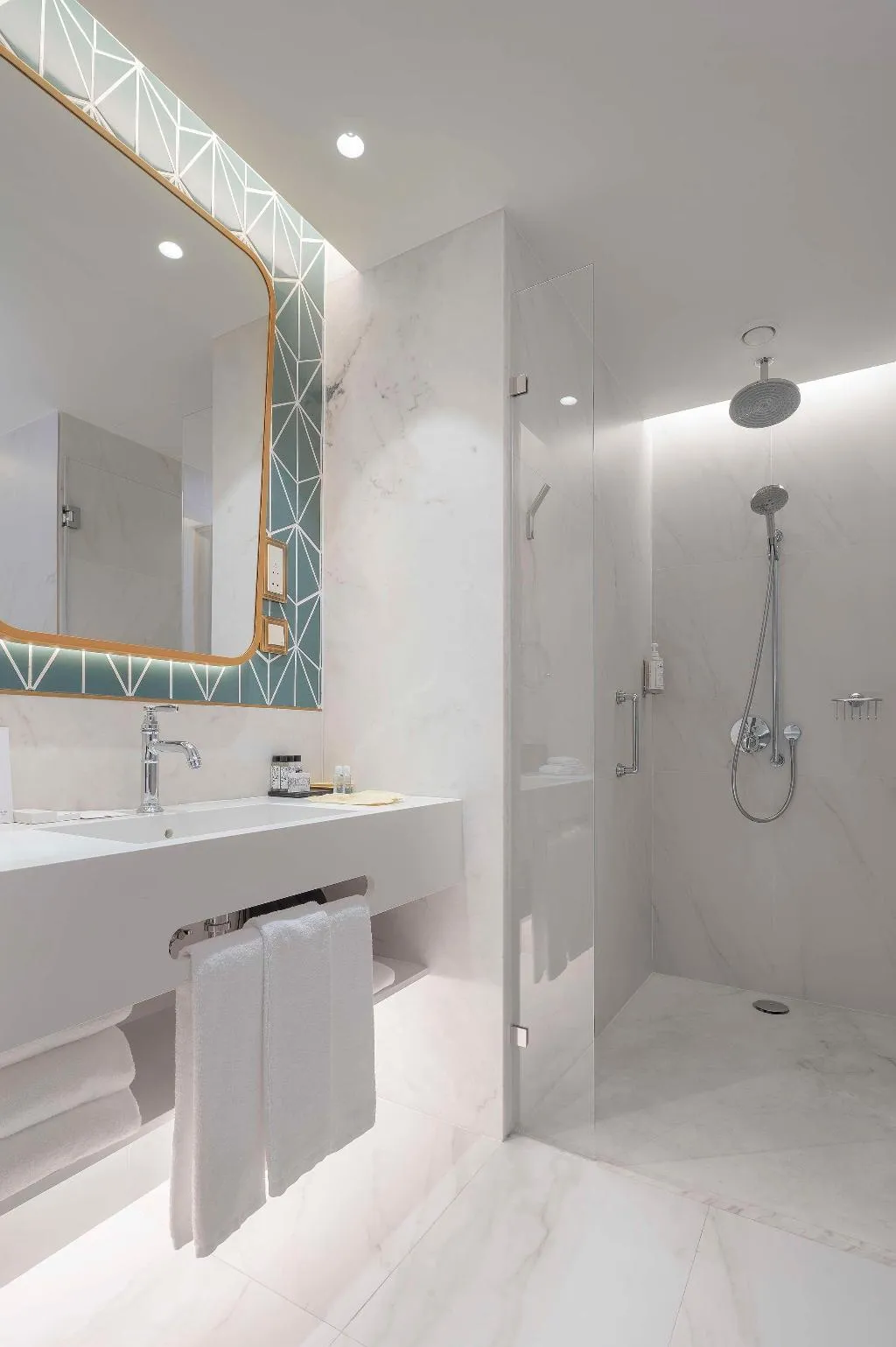 DOUBLE DELUXE WITH VIEWS Room, The Emerald House Lisbon, Curio Collection by Hilt, Lisbon