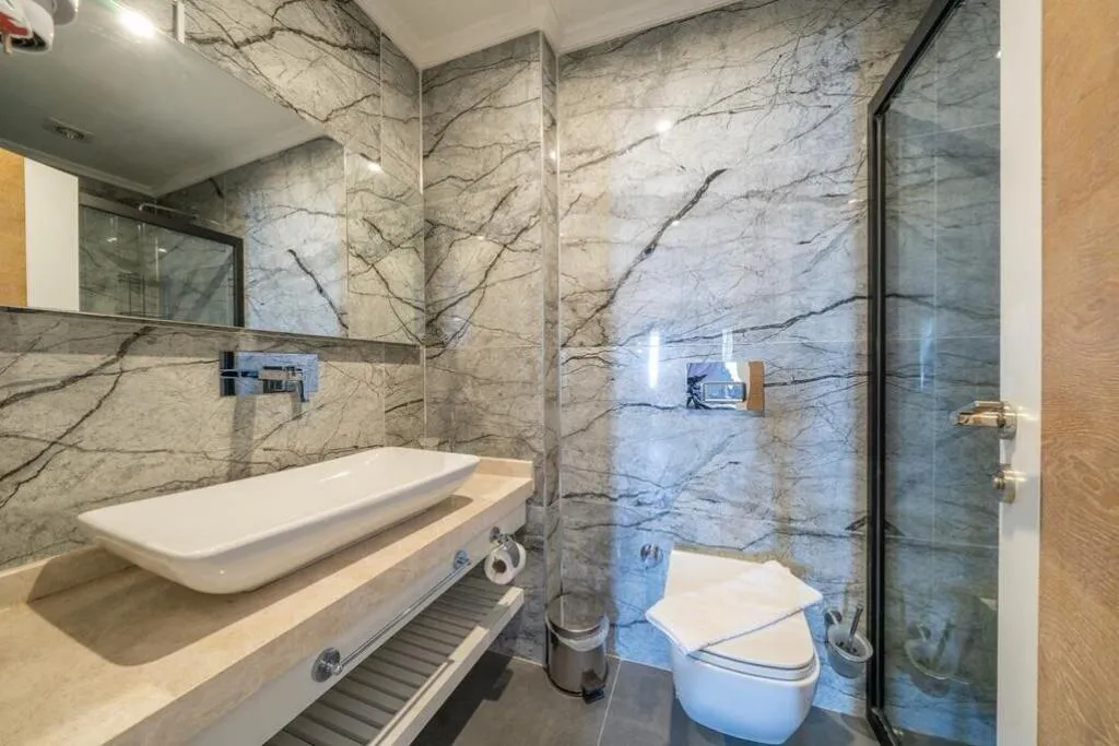 Room, Un Amor Hotel, Dalaman