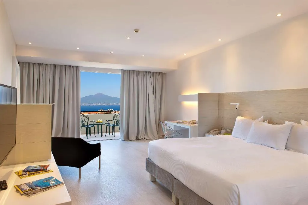 DOUBLE DELUXE SEA VIEW Room, Hilton Sorrento Palace, Naples