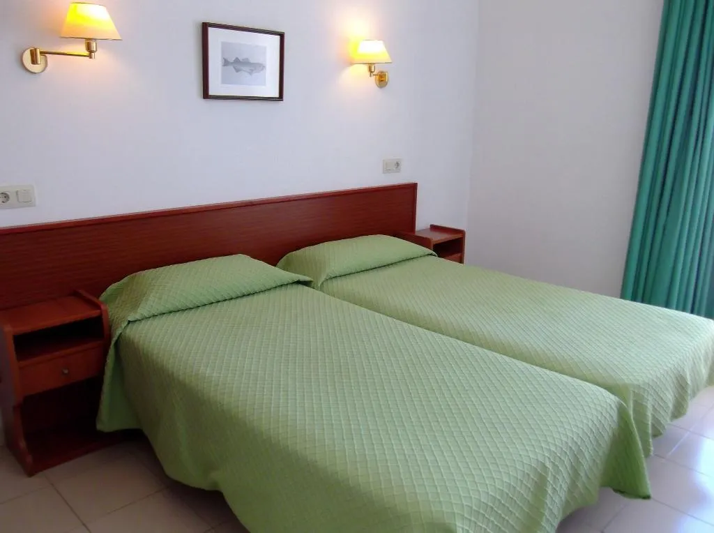 Room, Simeon, Costa Brava