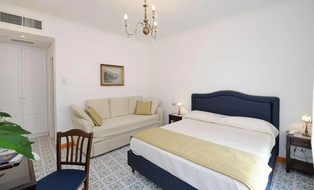 DOUBLE SUPERIOR QUEEN BED Room, Residenza Luce, Naples