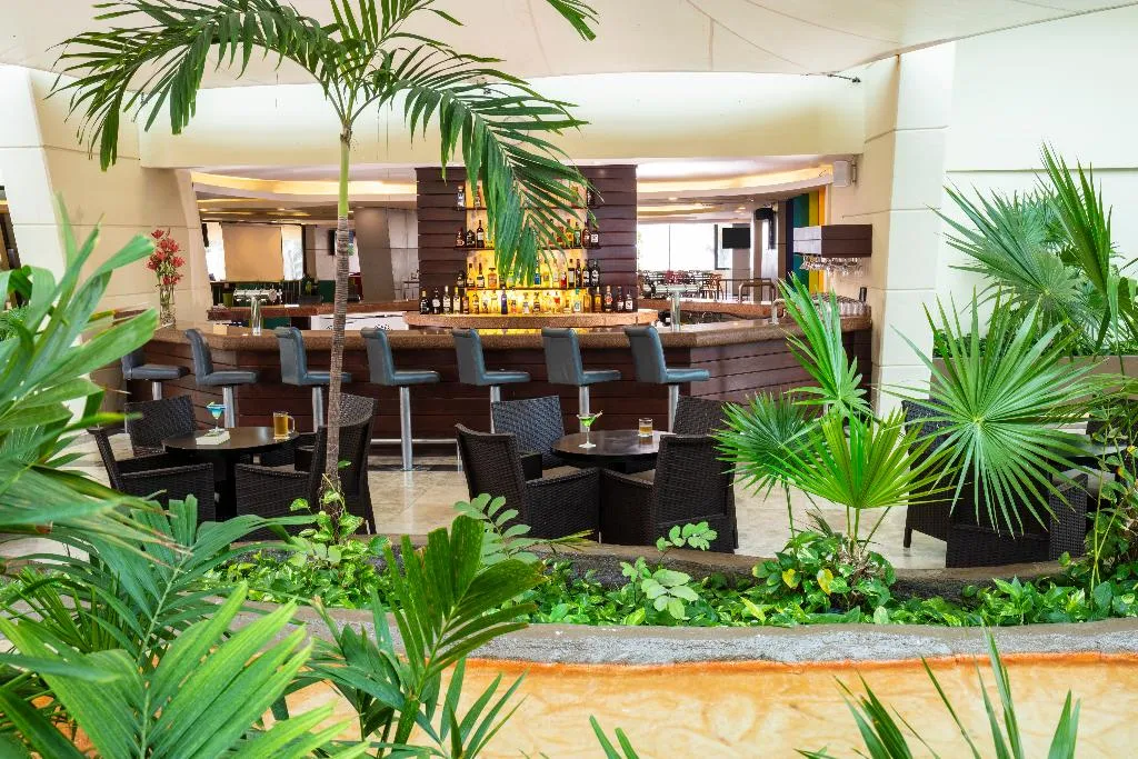Bar, Crown Paradise Club Cancun All Inclusive, Cancun Area