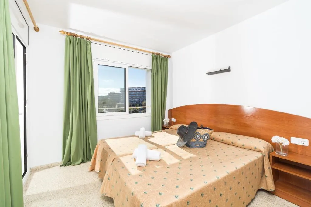 APARTMENT CAPACITY 8 THREE BEDROOMS Room, Apartaments Condado, Costa Brava