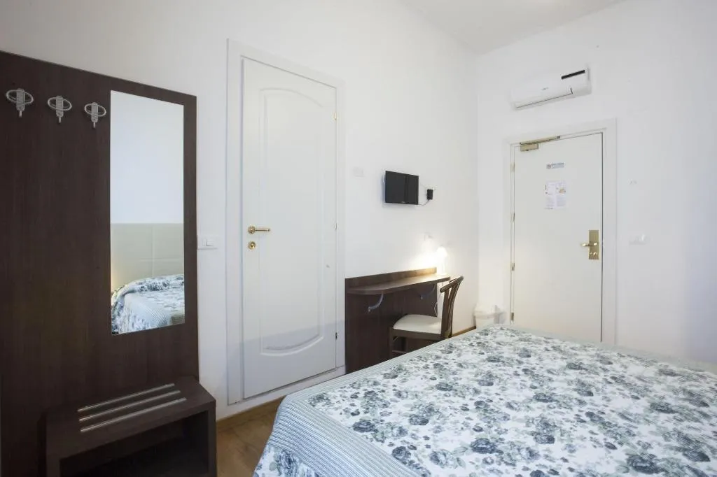 Room, Albergo Amalfi Milano, Milan