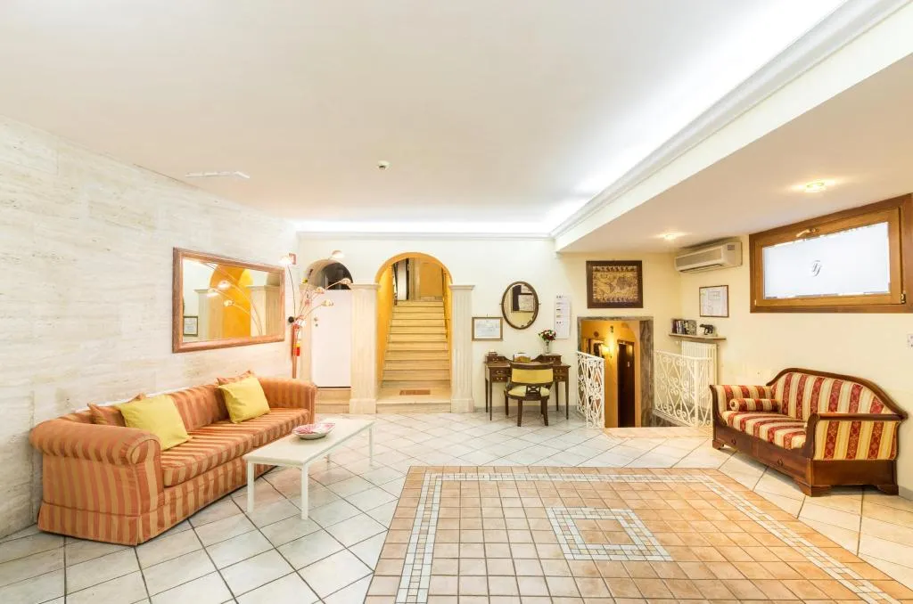 Lobby, Tempio di Pallade, Rome