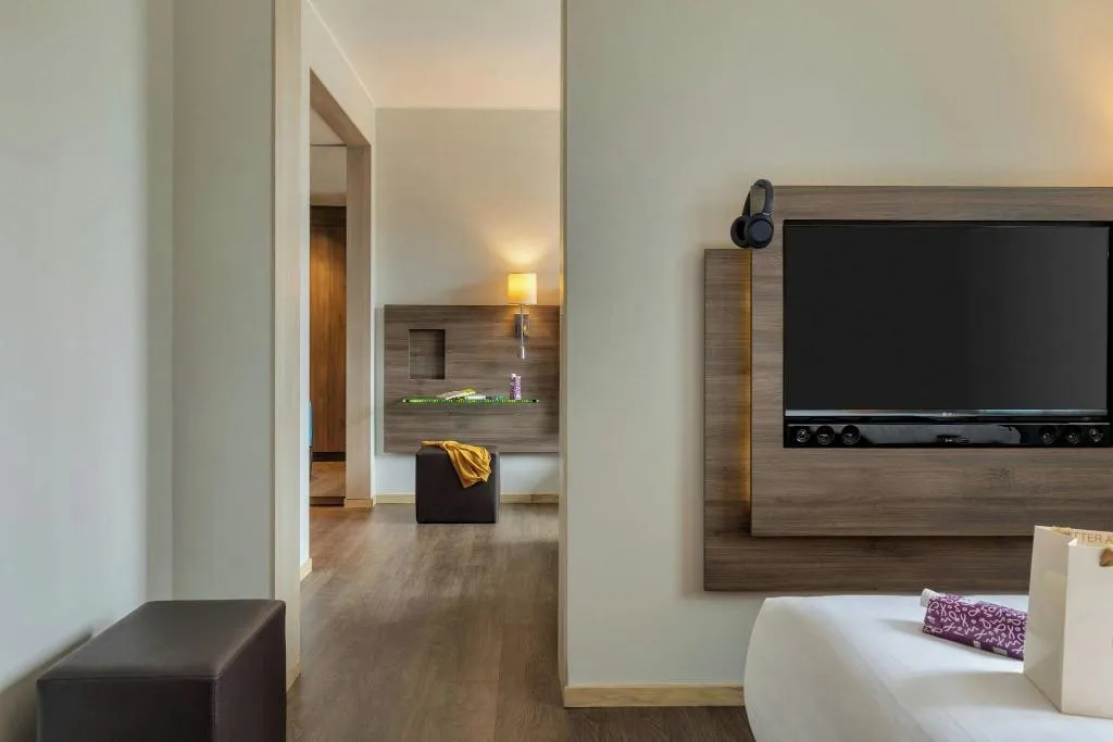 DOUBLE STANDARD Room, Moxy Milan Airport, Milan