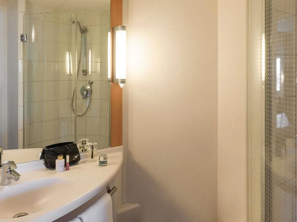 DOUBLE WITH DOUBLE BED Room, Ibis Amsterdam Centre, Amsterdam