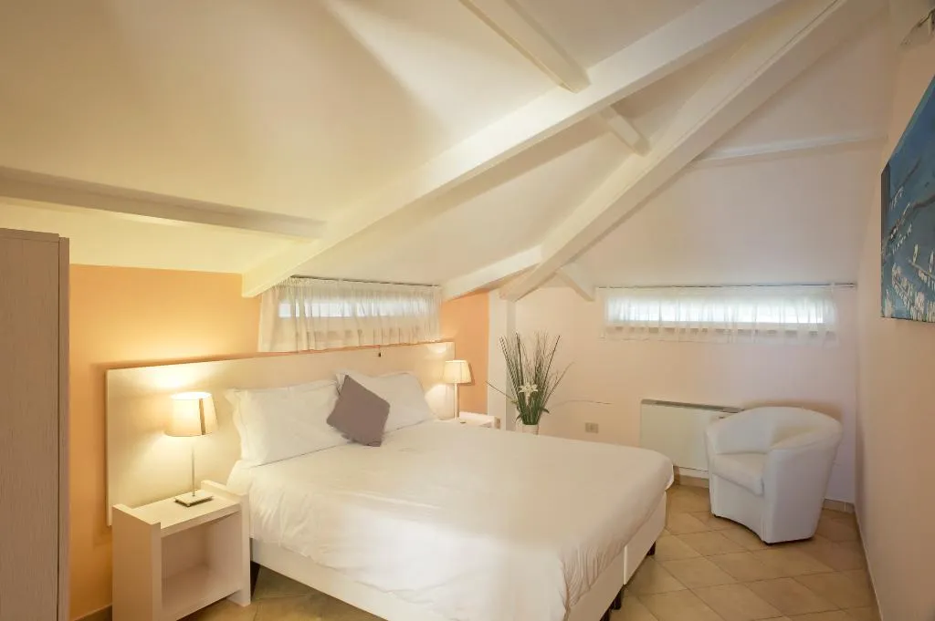 FAMILY ROOM CAPACITY 7 Room, Tasso Suites, Naples