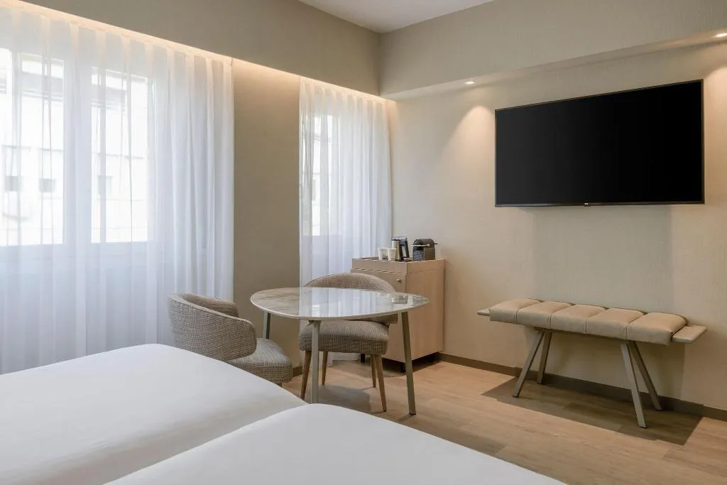 DOUBLE KING SIZE BED Room, AC Madrid Carlton, Madrid