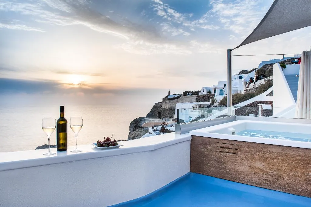 SUITE WITH JACUZZI Room, Hyperion Oia Suites, Santorini