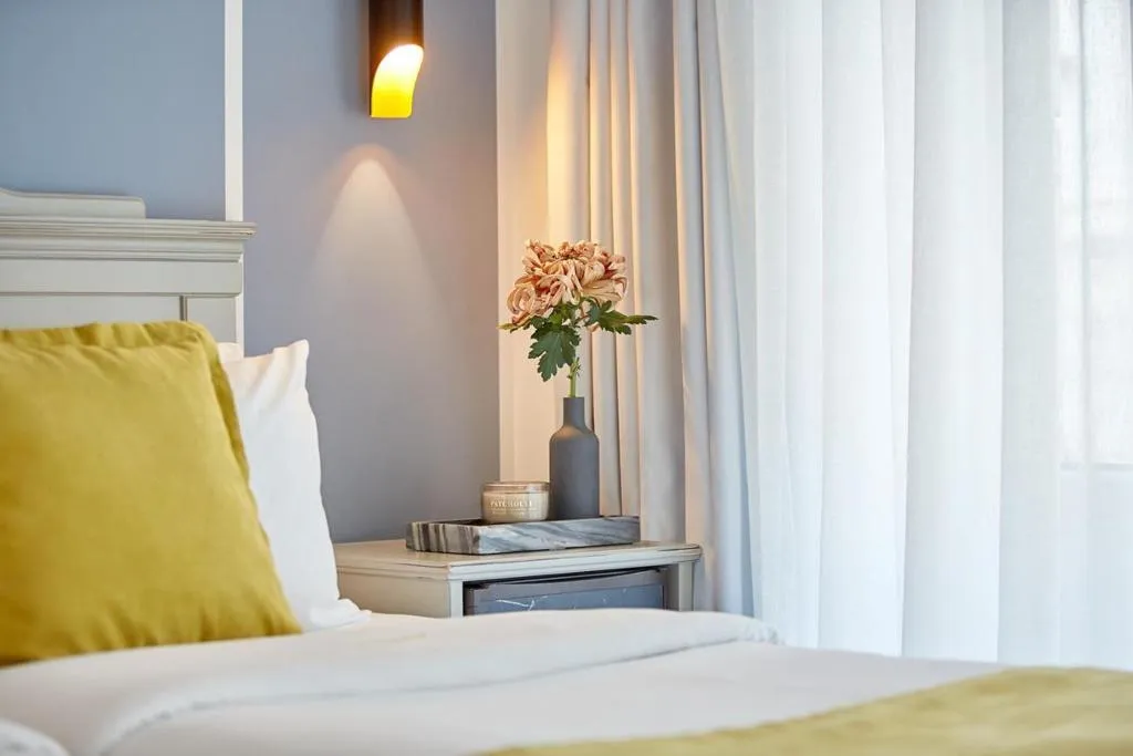 Room, Luxembourg, Halkidiki