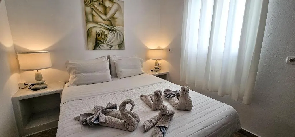 Room, Pleasure Beachside Studios, Santorini