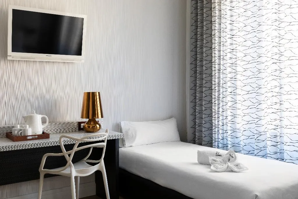 TRIPLE STANDARD Room, Petit Palace Savoy Alfonso XII, Madrid