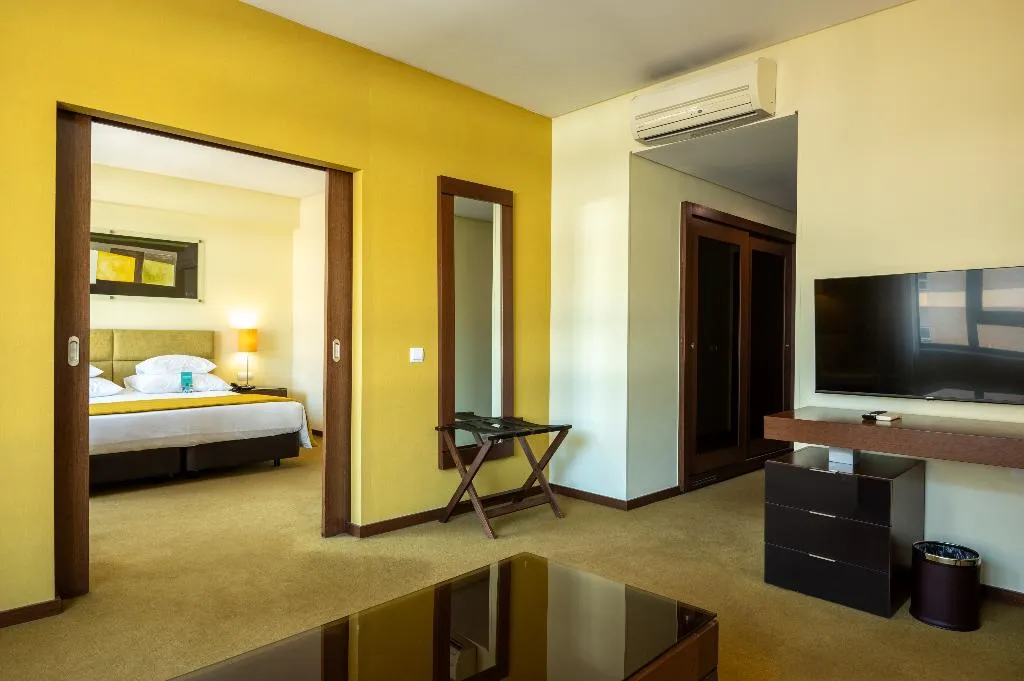 JUNIOR SUITE CAPACITY 4 Room, Vila Gale Coimbra, Madeira
