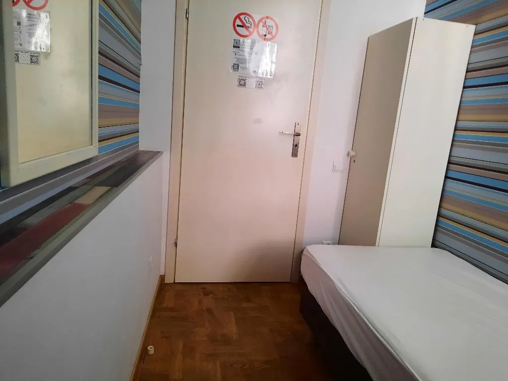 SINGLE WITH SHARED BATHROOM Room, Lorf Hostel&Coffee, Krakow