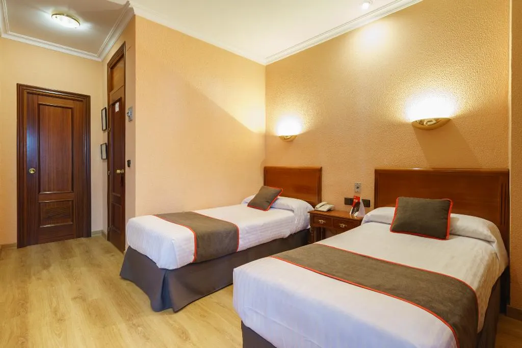 TRIPLE STANDARD Room, Los Castaños, Seville